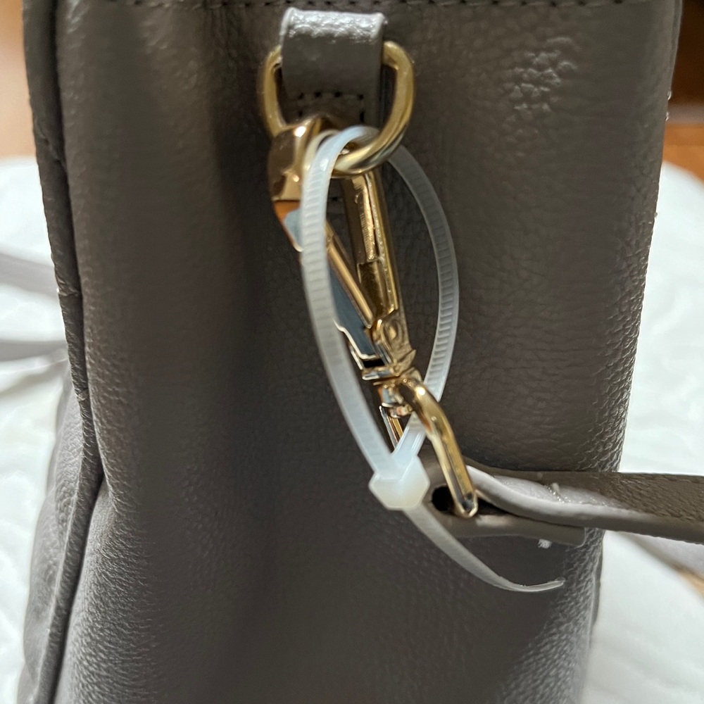 Betsey Johnson NWOTs Gray Heart Handbag. - Picture 8 of 10